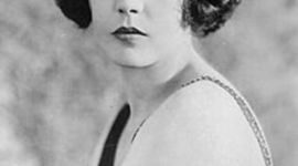 Timeline: La vie de Reneé Adoreé