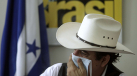 Timeline: Manuel Zelaya, la larga batalla de un presidente derrocado en pijamas