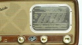 Timeline: Tv og radios ændrede rolle og betydning i dagens medielandskab