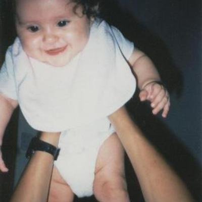 Timeline: Y no quería ver la luz….  Habían pasado ya 9 meses y algunos días, estaba con un nuevo obstetra que me inspiraba más confianza    La cesárea fue un éxito y Ángela Cristina nació sana y salva.El nacimiento de mi hija Ángela combina la teoría de comportamie