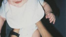 Timeline: Y no quería ver la luz….  Habían pasado ya 9 meses y algunos días, estaba con un nuevo obstetra que me inspiraba más confianza    La cesárea fue un éxito y Ángela Cristina nació sana y salva.El nacimiento de mi hija Ángela combina la teoría de comportamie