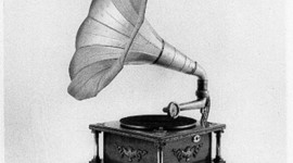 Timeline: L'évolution des appareils de reproduction du son Elena et Lola