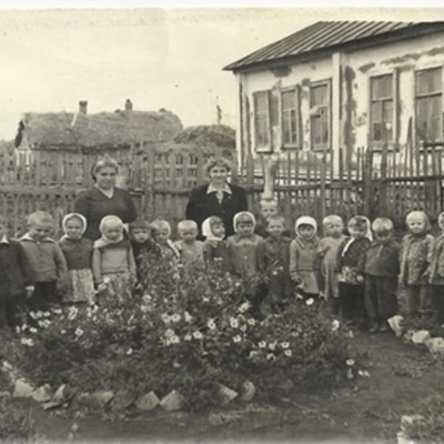 Timeline: В 1959 году в молодом городе Новокуйбышевск, в совхозе Маяк открылся ясли- сад , который в 1971 году переехал из деревянного здания в новый двухэтажный корпус