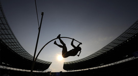 Timeline: Прыжки с шестом: как высоко улетели за 100 лет