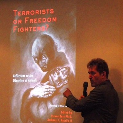 Timeline: "טרוריסטים או לוחמי שחרור?" ספרו של ד"ר סטיב בסט (ד"ר לפילוסופיה, מרצה, מחבר ומשחרר) המדבר בזכותה של החזית לשחרור בעלי החיים יוצא לאור