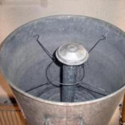 Timeline: Inventée au XIXe siècle, une lessiveuse ressemble à une grande marmite qui servait autrefois à faire bouillir le linge. Elles ne sont pour ainsi dire plus utilisées depuis l'arrivée des machines à laver.