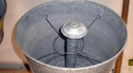 Timeline: Inventée au XIXe siècle, une lessiveuse ressemble à une grande marmite qui servait autrefois à faire bouillir le linge. Elles ne sont pour ainsi dire plus utilisées depuis l'arrivée des machines à laver.