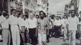 Timeline: Mwalimu Julius Kambarage Nyerere akipita kukagua maduka
