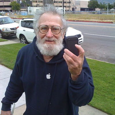 Timeline: 1970 duplico el tono de 2600hz de una linea de whatts permitiendole llamdas gratis