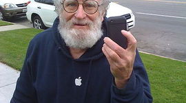 Timeline: 1970 duplico el tono de 2600hz de una linea de whatts permitiendole llamdas gratis