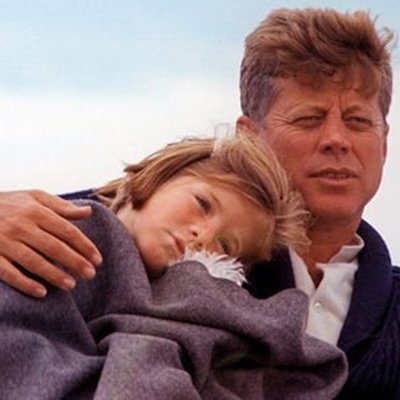 Timeline:  jhon fidzgerald kennedy 35éme President des etats unis d'amerique avec sa fille caroline un mois avant son assassinat