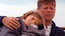 Timeline:  jhon fidzgerald kennedy 35éme President des etats unis d'amerique avec sa fille caroline un mois avant son assassinat