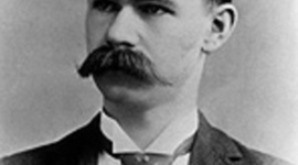 Timeline: En 1884 Herman Hollerith creó la máquina automática de tarjetas perforadas, siendo nombrado así el primer ingeniero estadístico de la historia. En esta época, los censos se realizaban de forma manual.