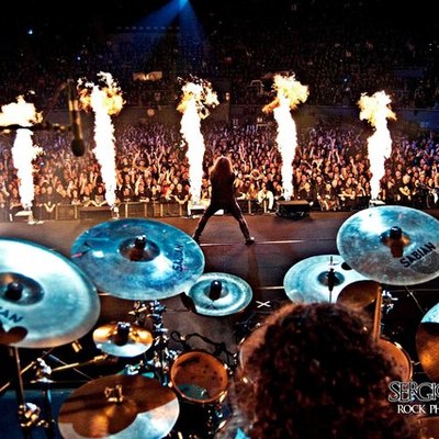 Timeline: Amar la música dejando caer dos palos para fabricar el sonido perfecto