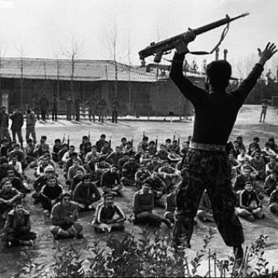 Timeline: Grupos la margen de la ley