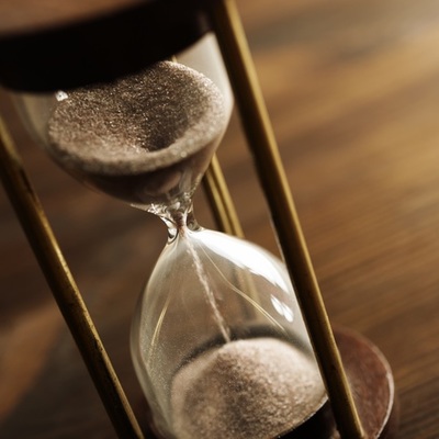 Timeline: Évolution des systèmes de mesure du temps.