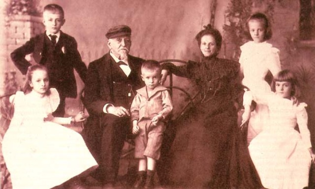 La Familia en el Siglo XIX, XX y XXI timeline | Timetoast timelines