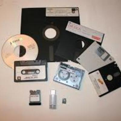 Timeline: Evolucion de los Dispositivos de Almacenamiento Externo