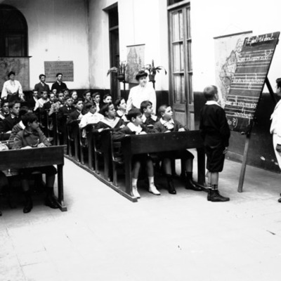 Timeline: Construcción histórica de la escuela y la niñez