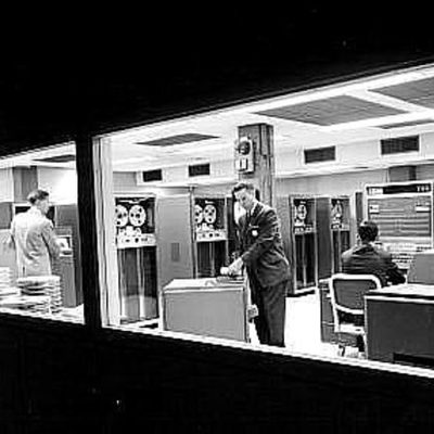 Timeline: SISTEMAS OPERATIVOS CENTRALIZADOS / DESCENTRALIZADOS