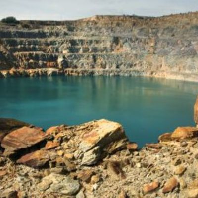 Timeline: Infancia marcada  y superada por  diversas catástrofes naturales.