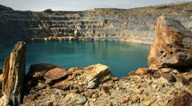 Timeline: Infancia marcada  y superada por  diversas catástrofes naturales.