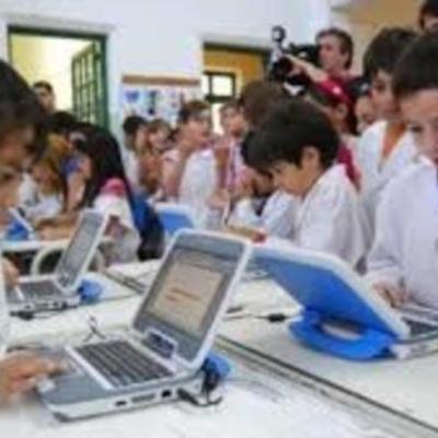 Timeline: PEDAGOGOS Y TECNOLOGÍAS