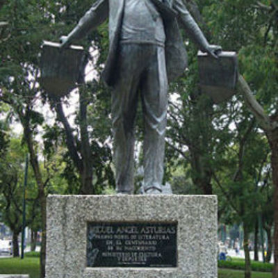 Timeline: Biografía de Miguel Ángel Asturias