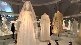 Timeline: La Historia y la Evolution de los Vestidos
