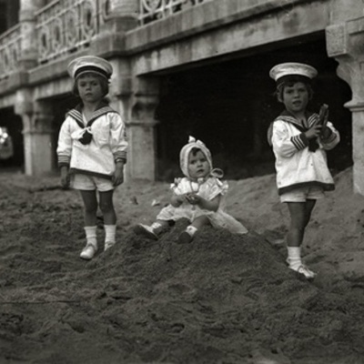 Timeline: "Un mundo de infantes a lo largo de la historia"