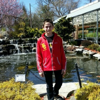 Timeline: Nací el 5 de julio de 2000.Tenía cinco años cuando aprendí a luchar.Estudié durante nueve años en las escuelas de Fair Lawn. Practiqué karate por cinco años.Viajé a Pennsylvania hace siete años.Jugué lacrosse en la primavera de 2010.