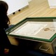 Empleada casa subastas sotheby s mee seen loong examina copia carta magna ano