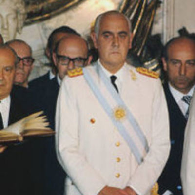 Timeline: gobiernos democraticos y dictaduras en Argentina