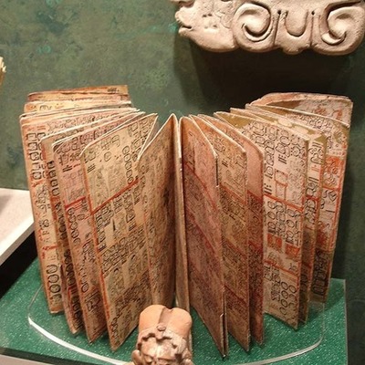 Timeline: стрічка часу про вцілілі манускрипти майя