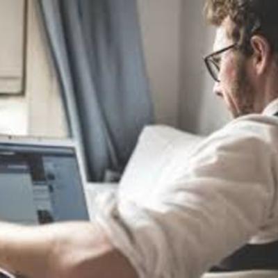 Timeline: Marcos históricos da educação a distância no Brasil e no mundo.