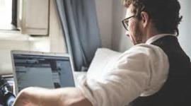 Timeline: Marcos históricos da educação a distância no Brasil e no mundo.