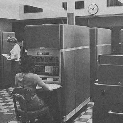 Timeline: Primera Generación (1951-1958). Abarco la década de los cincuentas, usaban tarjetas perforadas para entrar los datos y los programas. Eran muy grandes y utilizaban gran cantidad de energía, la computadora mas exitosa de esta generación fue la IBM 650.