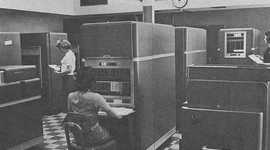 Timeline: Primera Generación (1951-1958). Abarco la década de los cincuentas, usaban tarjetas perforadas para entrar los datos y los programas. Eran muy grandes y utilizaban gran cantidad de energía, la computadora mas exitosa de esta generación fue la IBM 650.