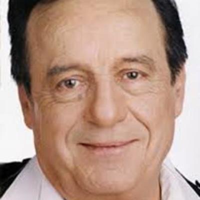 Timeline:  vida de roberto gomes  bolaños