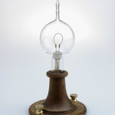 Timeline: Evolution of the Light Bulb
