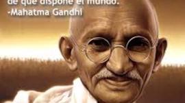 Timeline: Gandhi.  (1893 a 1948),  Inicio del movimiento Gandhiano  hasta el día de su muerte. "El resistente pacifico de la noviolencia"