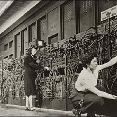 Timeline: 1946, ENIAC , primer ordenador. Computador e integrador numérico electrónico digital y con fines militares, creado por  John Presper y William Mauchly.