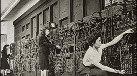 Timeline: 1946, ENIAC , primer ordenador. Computador e integrador numérico electrónico digital y con fines militares, creado por  John Presper y William Mauchly.