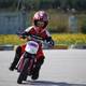 Niño en competencia de motos de bolsillo