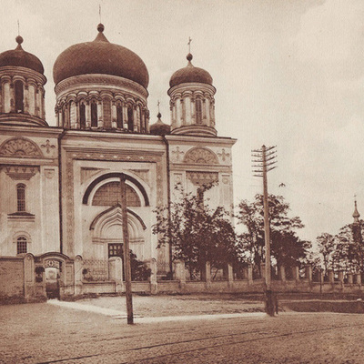 Timeline: В Киеве возводится Десятинная церковь (церковь успения Богородицы).