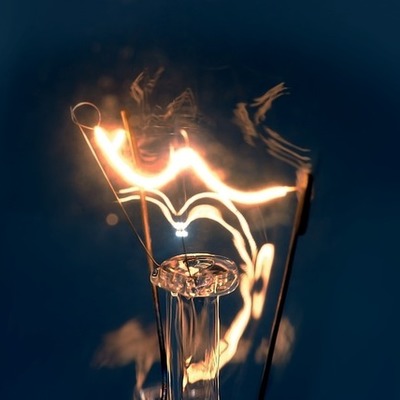 Timeline: Generador Eléctrico Casero (Escala)