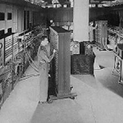 Timeline: Primera generación de hardware.El componente principal de fabricación era el Tubo de Vacío, esto hacia que las computadoras sean de gran tamaño, podían ocupar varias habitaciones, la cantidad de tubos hacia que generaran mucho calor.