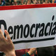Cae democracia