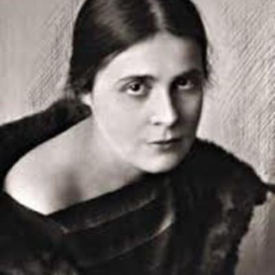 Timeline: Жизнь Лили Брик