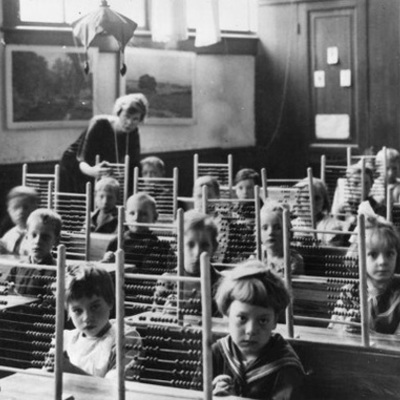 Timeline: Historia de la Pedagogía, concepto y términos que la conforman.